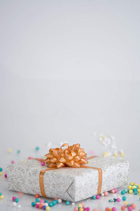 无人,竖图,彩色,室内,特写,白天,白色背景,正面,静物,礼盒,礼物,许多,装饰,散落,丝绸,丝带,纸盒,缎带,绸带,盒子,球,包装盒,礼品盒,摄影,礼品,装饰花,影棚,华丽,修饰,点缀,衬托,美观,雅致,雅观,彩图,影棚拍摄,拍摄