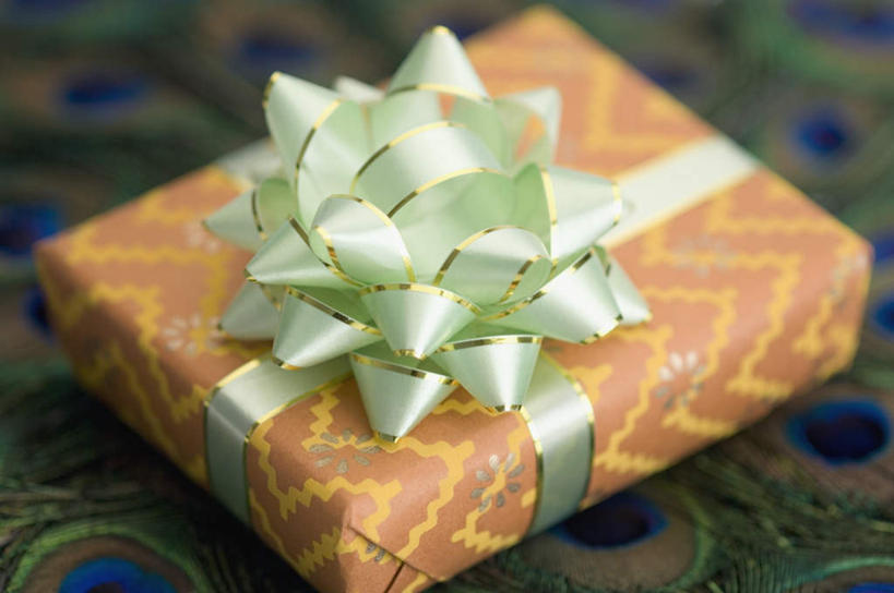 无人,横图,俯视,室内,特写,白天,孔雀,静物,礼盒,礼物,羽毛,朦胧,模糊,装饰,尾巴,丝绸,丝带,纸盒,缎带,美丽,绸带,盒子,包装盒,礼品盒,开屏,礼品,华丽,修饰,点缀,衬托,美观,雅致,雅观,彩图,高角度拍摄