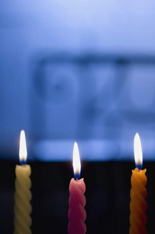 无人,竖图,室内,特写,白天,正面,卧室,桌子,静物,蜡烛,阴影,朦胧,模糊,反射,火焰,影子,书桌,课桌,点燃,彩图,睡房,卧房