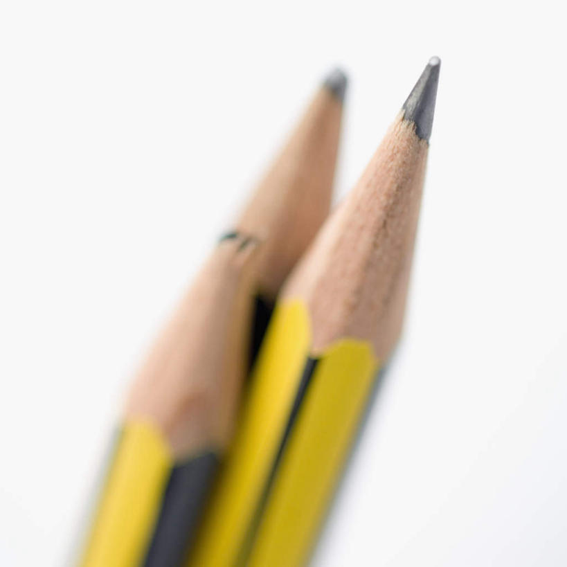 无人,竖图,室内,特写,白天,白色背景,正面,静物,三只,笔,办公用品,文具,铅笔,学习用品,断裂,摄影,影棚,文具用品,彩图,影棚拍摄,拍摄