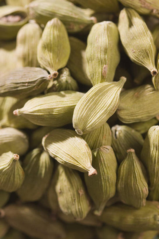 无人,竖图,俯视,室内,特写,白天,植物,一堆,许多,阴影,堆叠,堆积,朦胧,模糊,反射,影子,香料,草药,药草,中药,摄影,影棚,堆,小豆蔻,药材,中草药,中药材,本草,消食,三角豆蔻,印度豆蔻,彩图,高角度拍摄,影棚拍摄,拍摄