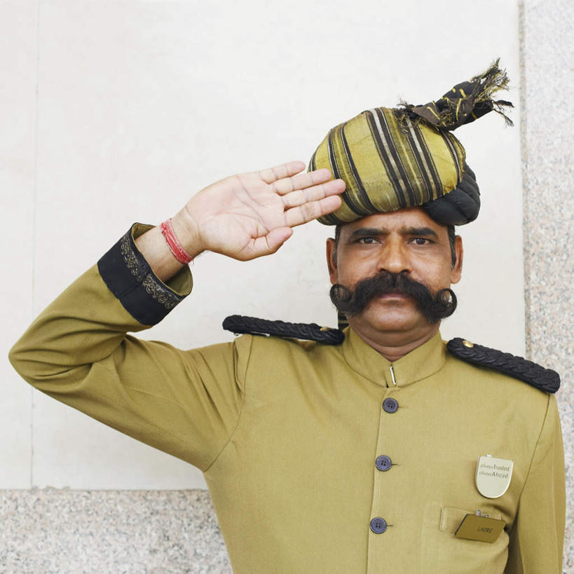 脸,头,脸颊,胡须,一个人,警察,警卫,站,横图,室外,特写,白天,正面,工作服,制服,亚洲,仅一个男性,仅一个人,仅一个中年男性,装饰,头巾,墙,注视,墙壁,墙面,观察,看,站着,观看,华丽,修饰,点缀,察看,敬礼,关注,衬托,美观,雅致,雅观,工作制服,还礼,男人,男性,中年男性,亚洲人,印度人,头部,胡子,小胡子,脸部,脸蛋,面部,保安,警卫员,看守,卫兵,站立,半身,彩图,工作套服