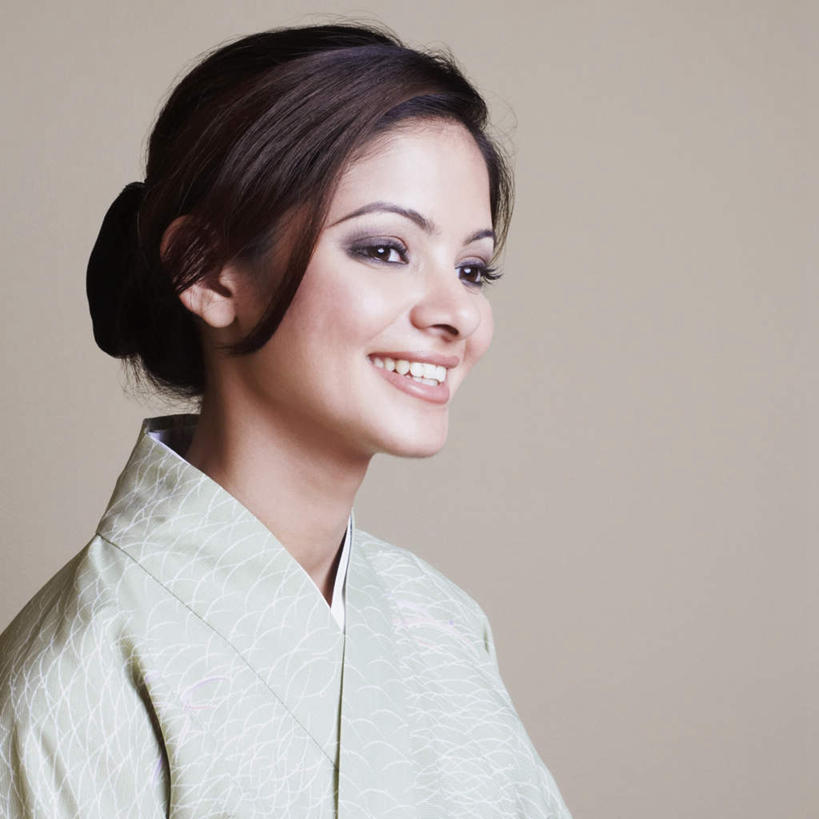 脸,头,脸颊,一个人,站,笑,微笑,露齿笑,横图,室内,特写,白天,侧面,民族服装,亚洲,仅一个年轻女性,仅一个女性,仅一个人,灰色背景,和服,棕色,注视,观察,看,站着,摄影,服饰,影棚,观看,盘发,察看,关注,吴服,唐草,唐花,唐锦,肩部,年轻女性,女人,女性,亚洲人,印度人,头部,长发,脸部,脸蛋,面部,站立,半身,彩图,影棚拍摄,传统服装,民俗服,拍摄