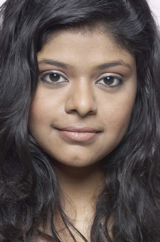 脸,头,脸颊,一个人,站,竖图,室内,白天,白色背景,正面,亚洲,仅一个年轻女性,仅一个女性,仅一个人,服装,注视,休闲装,衣服,黑色,观察,看,站着,休闲,休闲服,摄影,服饰,影棚,观看,察看,关注,肩部,年轻女性,女人,女性,亚洲人,印度人,头部,长发,卷发,脸部,脸蛋,面部,站立,半身,彩图,影棚拍摄,拍摄