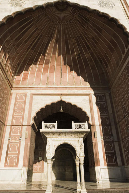 无人,竖图,室外,白天,仰视,旅游,度假,名胜古迹,门,标志建筑,地标,建筑,印度,亚洲,阴影,节日,遗迹,光线,影子,墙,拱门,走道,走廊,过道,古迹,文化,文物,娱乐,建设,古建筑,墙壁,墙面,阳光,门框,祈祷,享受,休闲,健康,旅游胜地,放松,许愿,宗教,信仰,纪念,祈求,伊斯兰教,清真寺,南亚,古文明,印度共和国,贾玛清真寺,贾玛寺,旧德里,平安,彩图,低角度拍摄