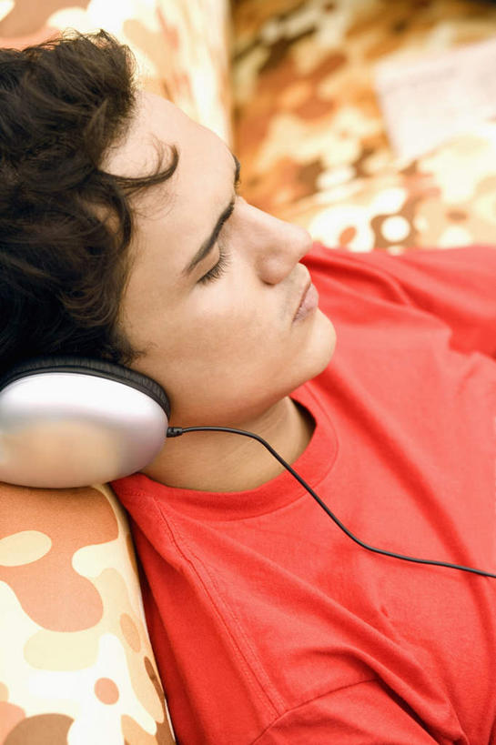 一个人,坐,闭眼,竖图,俯视,室内,白天,快乐,满意,幸福,沙发,亚洲,仅一个男性,仅一个人,服装,音响,音乐,休闲装,娱乐,仅一个年轻男性,衣服,耳机,享受,休闲,休闲服,放松,服饰,舒适,享乐,布艺沙发,男人,男性,年轻男性,亚洲人,印度人,闭眼睛,闭着眼,闭着眼睛,坐着,半身,彩图