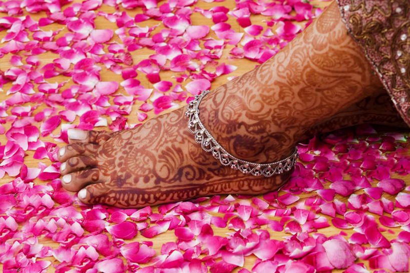 腿部,脚,脚趾,脚趾甲,腿,一个人,新娘,横图,俯视,室内,白天,民族服装,婚礼,快乐,亚洲,仅一个年轻女性,仅一个女性,仅一个人,庆祝,艺术,彩绘,结婚,光脚,文化,花,花瓣,鲜花,喜庆,赤脚,服饰,纪念,飘逸,庄重,脚链,追求,人体彩绘,纱丽,美观,雅致,纱丽服,清婉,妍丽,纹身彩绘,年轻女性,女人,女性,亚洲人,印度人,脚指甲,半身,彩图,高角度拍摄,传统服装,民俗服,高兴,奢华