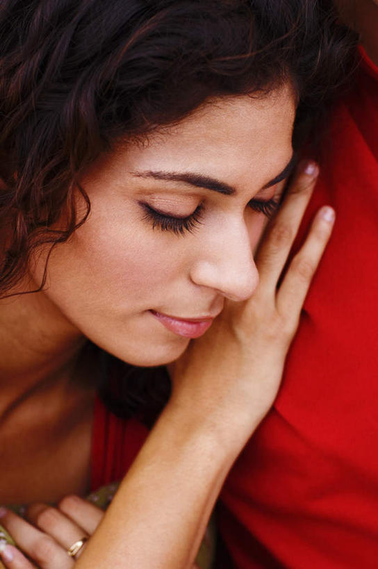 脸,头,脸颊,头发,两个人,家庭,夫妻,躺,闭眼,睡,竖图,室内,白天,正面,爱情,亚洲,服装,浪漫,休闲装,肩膀,衣服,红色,休闲,温暖,温馨,一家人,休闲服,恩爱,恋人,服饰,和睦,恶心,卧着,男人,男性,年轻男性,年轻女性,女人,女性,亚洲人,印度人,头部,长发,卷发,脸部,脸蛋,面部,夫妇,情侣,闭眼睛,闭着眼,闭着眼睛,困,困觉,寝息,睡觉,躺着,卧,半身,彩图,伴侣,融洽