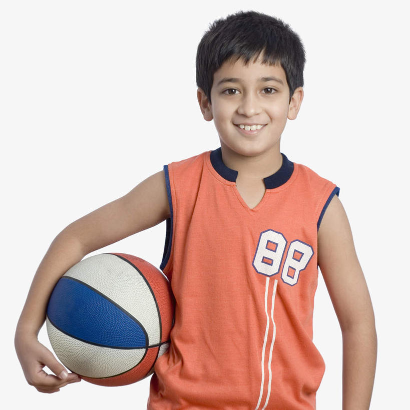 儿童,一个人,站,抱,笑,微笑,露齿笑,横图,室内,白天,白色背景,正面,运动服,纯洁,篮球,亚洲,仅一个男性,仅一个人,服装,标志,数字,文字,字符,标识,球,小孩,衣服,站着,仅一个小孩,可爱,童年,童趣,摄影,阿拉伯数字,服饰,皮球,影棚,抱着,衣着,穿着,童真,烂漫,无邪,衣饰,天真,男孩,男人,男性,亚洲人,印度人,孩子,半身,彩图,影棚拍摄,拍摄,男生,运动装
