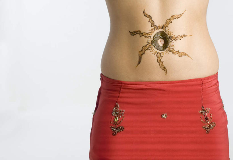 一个人,站,横图,室内,特写,白天,白色背景,正面,裙子,时尚,亚洲,仅一个年轻女性,仅一个女性,仅一个人,文化,裸露,纹身,站着,个性,短裙,摄影,信仰,影棚,刺青,裸,追求,想象,文身,勇气,崇拜,张扬,年轻女性,女人,女性,亚洲人,印度人,半身,彩图,影棚拍摄,拍摄