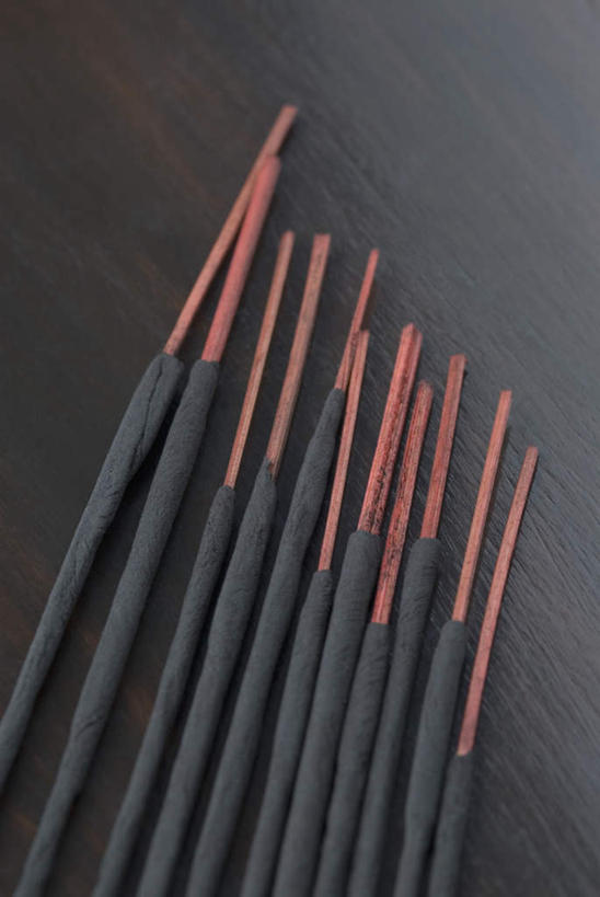 无人,竖图,俯视,室内,特写,白天,静物,蜡烛,一排,许多,灰色背景,节日,整齐,烟雾,燃烧,文化,佛香,排列,香火,香烛,祈祷,健康,许愿,摄影,宗教,信仰,影棚,烧香,纪念,祈求,队列,平安,彩图,高角度拍摄,影棚拍摄,拍摄