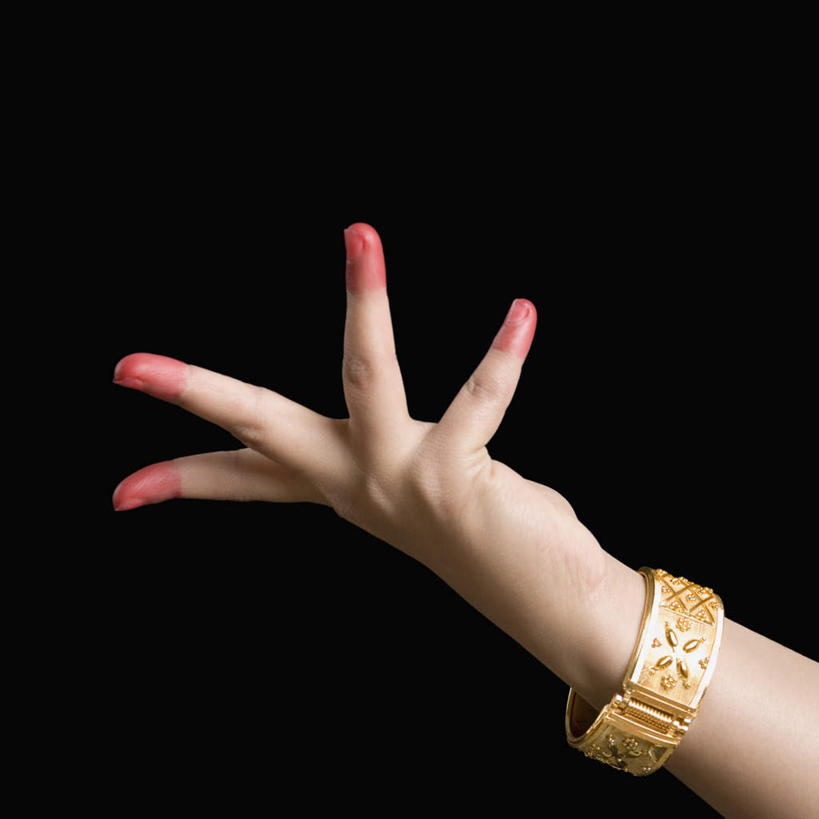 手,一个人,站,横图,室内,特写,白天,正面,亚洲,仅一个年轻女性,仅一个女性,仅一个人,一双,黑色背景,圆形,指甲油,装饰品,红色,饰品,手链,首饰,手势,站着,手部,摄影,手镯,影棚,单手,手印,镯子,年轻女性,女人,女性,亚洲人,印度人,半身,彩图,影棚拍摄,拍摄