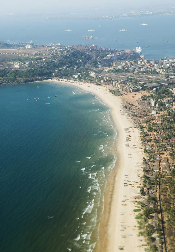 无人,家,竖图,俯视,航拍,室外,白天,旅游,度假,海浪,海洋,美景,沙滩,植物,印度,亚洲,沙子,房屋,屋子,海岸,景观,浪花,公寓,沙地,娱乐,洋房,楼房,住宅,树,树木,蓝色,绿色,蓝天,天空,自然,海水,天,享受,休闲,景色,放松,生长,晴朗,成长,鸟瞰,自然风光,南亚,海景,万里无云,印度共和国,大海,风浪,海,海水的波动,海滩,近岸浪,涌浪,晴空,晴空万里,彩图,高角度拍摄,房子