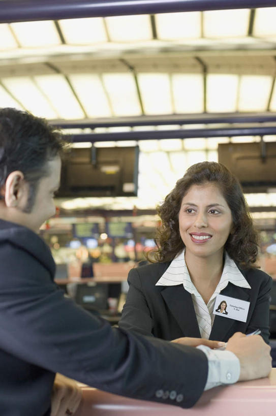 背部,两个人,商务人士,商务男性,商务女性,机场,站,笑,说,微笑,露齿笑,竖图,室内,白天,正面,衬衫,飞机场,亚洲,握,套装,朦胧,模糊,拿,拿着,注视,观察,看,站着,握着,观看,护照,察看,关注,商务装,工薪阶层,通行证,交流,男人,男性,年轻男性,年轻女性,女人,女性,亚洲人,印度人,白领,上班族,航空站,空港,沟通,讲话,交谈,说话,谈话,站立,半身,彩图,衬衣