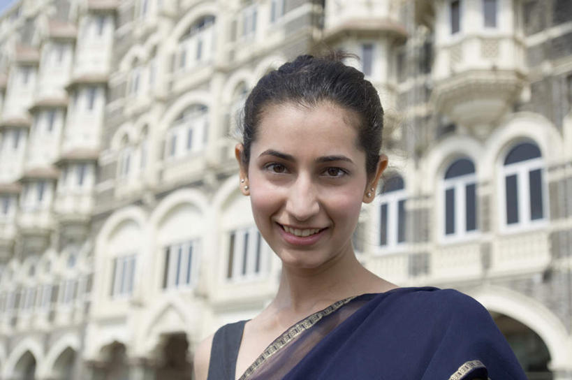 脸,头,脸颊,一个人,站,笑,微笑,露齿笑,横图,室外,特写,白天,正面,民族服装,旅游,度假,窗户,标志建筑,地标,建筑,酒店,印度,亚洲,仅一个年轻女性,仅一个女性,仅一个人,一排,朦胧,模糊,整齐,并列,并排,墙,注视,娱乐,建设,玻璃窗,墙壁,墙面,排列,观察,看,站着,享受,休闲,旅游胜地,放松,服饰,观看,飘逸,察看,庄重,队列,关注,南亚,追求,平行,纱丽,首府,印度共和国,雅致,纱丽服,清婉,妍丽,马哈拉施特拉邦,孟买,泰姬玛哈酒店,年轻女性,女人,女性,亚洲人,印度人,头部,脸部,脸蛋,面部,站立,半身,彩图,传统服装,民俗服,旅店,奢华