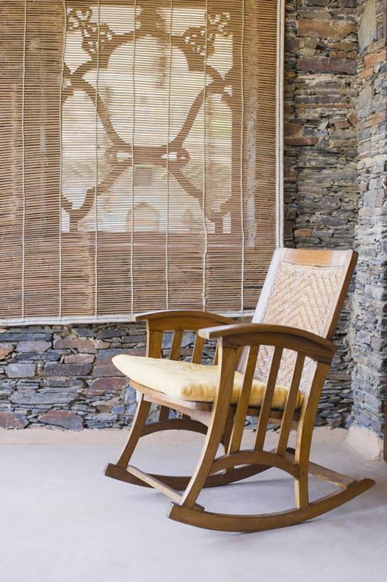 无人,竖图,室内,白天,正面,石头,窗户,椅子,瓷砖,地砖,石子,木椅,墙,躺椅,地面,玻璃窗,墙壁,墙面,百叶帘,石块,彩图