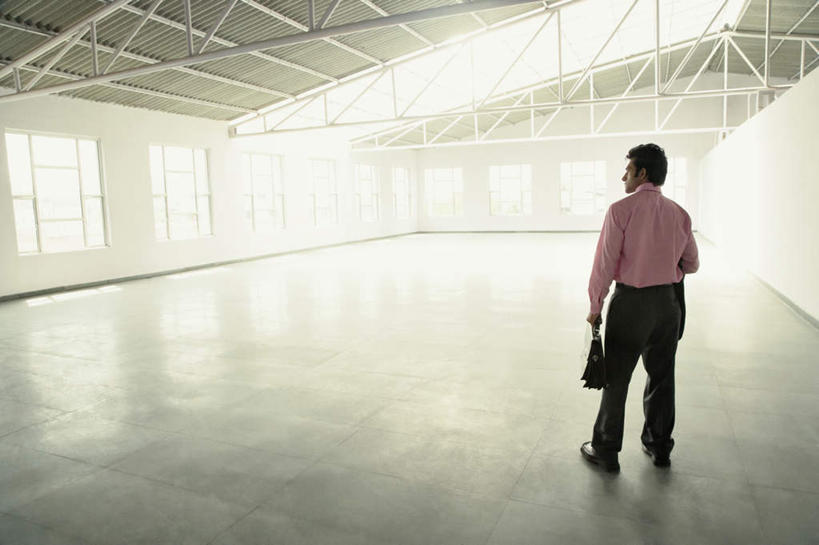 一个人,商务人士,商务男性,站,横图,室内,白天,衬衫,窗户,亚洲,仅一个男性,仅一个人,握,套装,包,公文包,拿,拎,拿着,玻璃窗,仅一个年轻男性,背面,站着,握着,公事包,商务装,工薪阶层,男人,男性,年轻男性,亚洲人,印度人,白领,上班族,站立,彩图,全身,衬衣,拎着