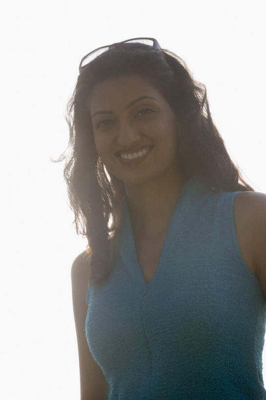 一个人,竖图,室外,白天,仰视,亚洲,仅一个年轻女性,仅一个女性,仅一个人,握,阴影,服装,光线,墨镜,眼镜,影子,背光,拿,拿着,休闲装,上衣,衣服,蓝色,阳光,太阳镜,太阳眼镜,休闲,休闲服,遮阳镜,握着,服饰,逆光,年轻女性,女人,女性,亚洲人,印度人,半身,彩图,低角度拍摄