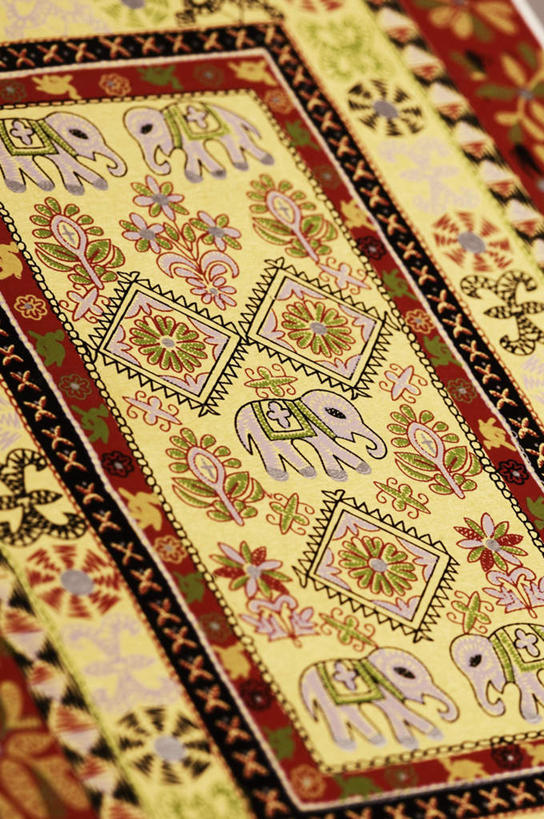 无人,竖图,室内,特写,白天,正面,婚礼,快乐,静物,刺绣,花纹,庆祝,装饰,纹路,布料,图案,纹理,绸缎,结婚,喜庆,纪念,华丽,修饰,点缀,请帖,肌理,衬托,美观,雅致,雅观,彩图,高兴,请柬