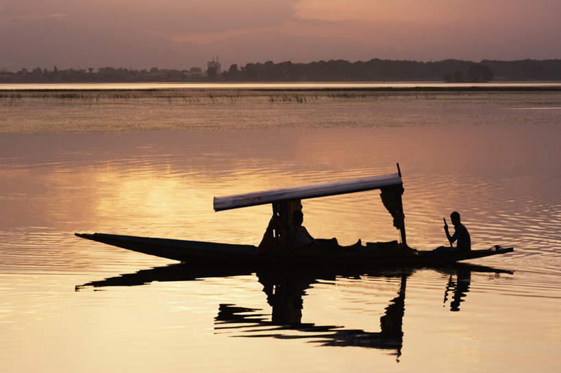 划船,一个人,横图,室外,白天,正面,旅游,度假,湖,湖泊,美景,日落,水,印度,亚洲,仅一个男性,仅一个人,湖面,景观,水流,水面,水平线,晚霞,霞光,云,云朵,辽阔,海平线,背光,云彩,注视,娱乐,竹筏,仅一个年轻男性,白云,蓝天,天空,自然,黄昏,湖水,天,观察,看,享受,休闲,广阔,景色,彩霞,放松,观看,一望无际,察看,关注,自然风光,小舟,南亚,逆光,印度共和国,无边无际,一马平川,查谟.克什米尔,查谟.克什米尔邦,男人,男性,年轻男性,夕阳,彩图,全身,水天相接,水天一线