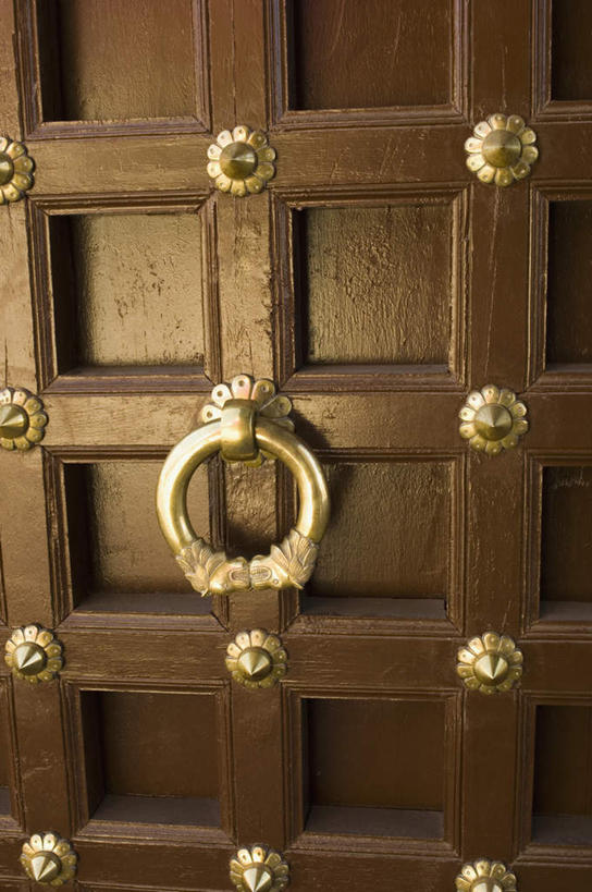 无人,竖图,室内,特写,白天,正面,旅游,度假,名胜古迹,门,标志建筑,地标,建筑,印度,亚洲,遗迹,古迹,文物,娱乐,建设,古建筑,把手,门把手,门框,享受,休闲,旅游胜地,放松,门把,南亚,古文明,拉贾斯坦邦,拉贾斯坦,印度共和国,乌代浦,拉手,彩图