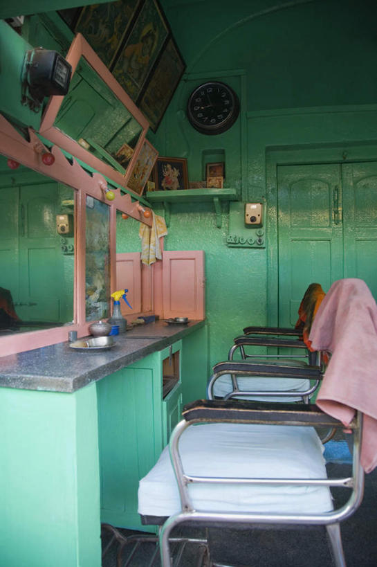 无人,竖图,照片,室内,白天,正面,柜子,镜子,门,桌子,许多,时间,纺织物,壶,时钟,墙,储物柜,洒水壶,墙壁,墙面,电表,水壶,挂钟,毛巾,门框,清洁,表,理发店,保暖,发廊,镜像,镜面,储存,透气,防水,储水,耐磨,吸水,储备,蕴藏,贮备,相片,钟,彩图,贮存