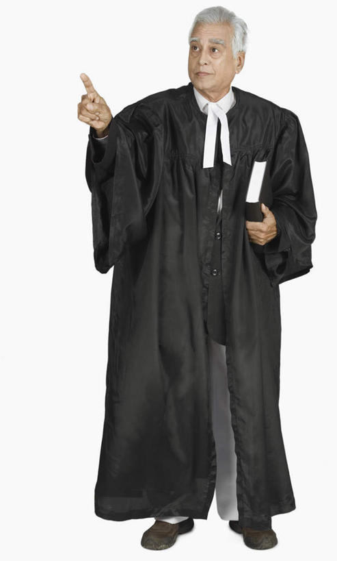 一个人,法官,站,竖图,室内,白天,白色背景,正面,工作服,制服,书籍,亚洲,仅一个男性,仅一个人,仅一个中年男性,握,阴影,光线,影子,拿,拿着,注视,阳光,观察,看,站着,握着,摄影,影棚,观看,察看,关注,工作制服,男人,男性,中年男性,亚洲人,印度人,书,图书,站立,彩图,全身,影棚拍摄,工作套服,拍摄,判事,推事