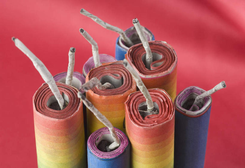 无人,横图,俯视,室内,特写,白天,鞭炮,一排,红色背景,朦胧,模糊,排列,导火线,摄影,影棚,队列,印度文化,爆竿,爆仗,爆竹,鞭爆,炮仗,彩图,高角度拍摄,影棚拍摄,拍摄