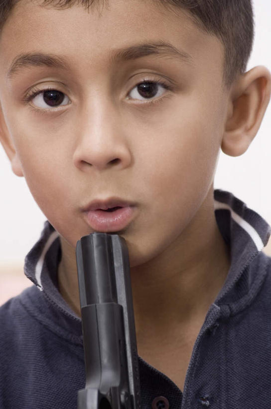 儿童,一个人,竖图,室内,特写,白天,白色背景,正面,游戏,纯洁,竞争,鸟,玩具,亚洲,仅一个男性,仅一个人,对抗,服装,冲突,鸟类,枪支,玩,注视,休闲装,破坏,娱乐,小孩,衣服,观察,看,仅一个小孩,休闲,休闲服,武器,可爱,童年,童趣,益智,战争,摄影,服饰,手枪,影棚,观看,活动,损坏,察看,攻击,威胁,对立,发泄,关注,矛盾,消遣,智力,兵器,鸥,防御,枪械,童真,烂漫,无邪,银鸥,弹夹,敌对,挫败,斗争,抗拒,抗衡,宣泄,杀伤,威慑,黑背鸥,黄腿鸥,子弹夹,天真,危险,男孩,男人,男性,亚洲人,印度人,孩子,玩耍,嬉戏,半身,彩图,影棚拍摄,拍摄,男生