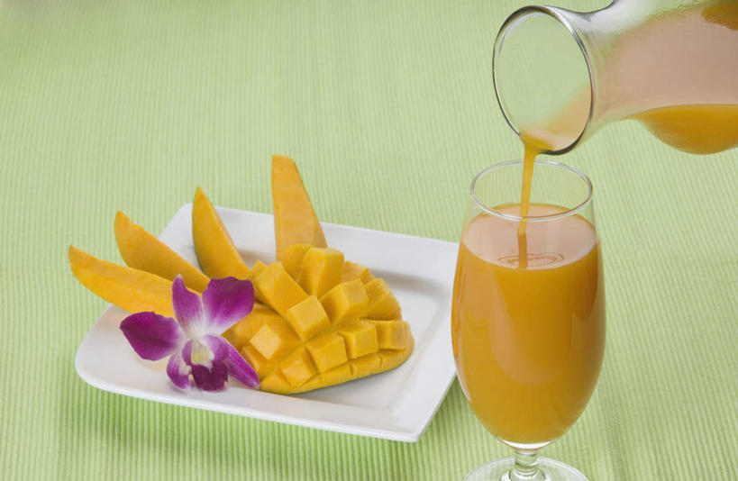 无人,横图,室内,白天,正面,餐桌,桌子,芒果,杯子,餐具,水果,新鲜,装饰,盛开,碟子,盘,生食,食品,果实,石斛,花蕾,玻璃制品,花,花瓣,花朵,鲜花,食物,饮料,盘子,水杯,碟,花苞,花蕊,倾倒,有机食品,绿色食品,餐台,华丽,修饰,点缀,衬托,美观,雅致,雅观,石斛兰,金钗石斛,玻璃杯,望果,蜜望,檬果,闷果,漭果,杧果,庵波罗果,彩图