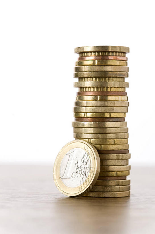 无人,竖图,室内,特写,白天,白色背景,正面,钱,桌面,桌子,静物,一排,阴影,整齐,反射,木制,钱币,影子,欧元,排列,木制品,金色,金融,摄影,影棚,经济,堆,富贵,队列,流通,贸易,忠诚,富丽,名誉,荣华,货币,现金,硬币,彩图,影棚拍摄,拍摄