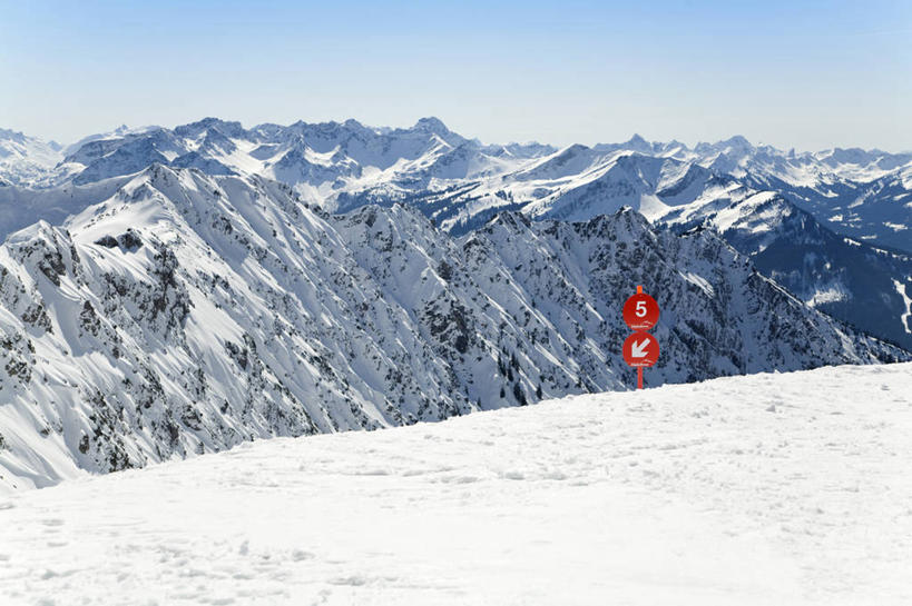 无人,横图,室外,白天,正面,旅游,度假,石头,美景,山,雪,雪山,大雪,指示牌,德国,欧洲,阴影,光线,标志,石子,文字,影子,冰,积雪,景观,山顶,山峰,雪景,冬季,冬天,山峦,警告,娱乐,标识,红色,蓝色,蓝天,天空,阳光,自然,天,享受,休闲,景色,放松,寒冷,警示,晴朗,禁止,提醒,冰冷,西欧,提示,限制,自然风光,沉积岩,万里无云,德意志联邦共和国,严寒,冰凉,酷寒,凛冽,凛凛,极冷,巴伐利亚,巴伐利亚州,拜恩州,拜恩自由州,颠峰,极峰,水成岩,危险,石块,岩石,晴空,晴空万里,彩图