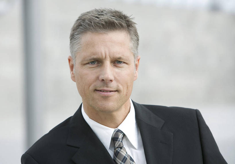 西方人,一个人,商务人士,商务男性,站,笑,微笑,横图,室内,白天,正面,衬衫,欧洲,欧洲人,仅一个男性,仅一个人,仅一个中年男性,阴影,套装,朦胧,模糊,反射,影子,领带,注视,观察,看,站着,观看,察看,象征,庄重,关注,商务装,身份,工薪阶层,正式,地位,男人,男性,中年男性,白种人,白领,上班族,站立,半身,彩图,衬衣