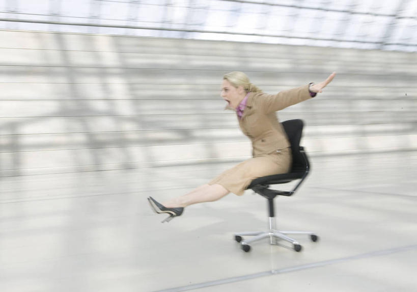 西方人,一个人,商务人士,商务女性,坐,伸展双臂,横图,室内,白天,侧面,高跟鞋,时尚,窗户,落地窗,鞋子,椅子,欧洲,欧洲人,仅一个女性,仅一个人,阴影,套装,朦胧,模糊,反射,影子,大喊,注视,玻璃窗,会议椅,观察,看,张嘴,仅一个中年女性,观看,大叫,办公椅,察看,关注,时髦,商务装,张大嘴巴,工薪阶层,商务椅,培训椅,大呼,时兴,女人,女性,中年女性,白种人,白领,上班族,张开嘴,敞开双臂,伸开双臂,展开双肩,张开手臂,张开双臂,坐着,彩图,全身