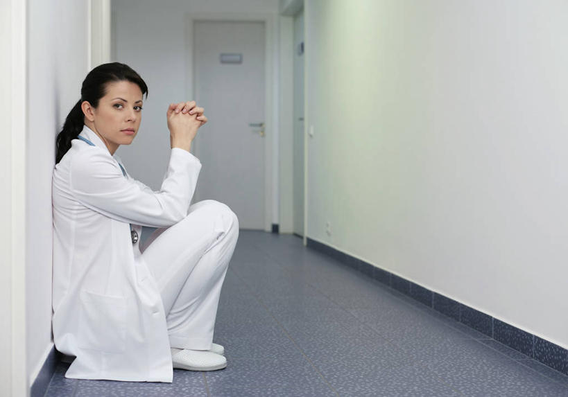 西方人,一个人,医生,医院,坐,横图,室内,白天,侧面,工作服,制服,失败,欧洲,欧洲人,仅一个年轻女性,仅一个女性,仅一个人,阴影,沮丧,反射,影子,墙,走道,走廊,过道,祝福,扭头,注视,墙壁,墙面,虔诚,白色,观察,看,靠,靠着,祈祷,双手合十,倚靠,转头,医护人员,医疗人员,难受,无奈,观看,失望,悲伤,察看,伤心,倚着,难过,白大褂,关注,失落,感谢,合掌,颓废,医疗机构,合十礼,合掌礼,合十,莲华合掌,感恩,挫败,受挫,落败,落空,错过,失足,失意,失策,失算,颓丧,衰颓,悲哀,懊丧,颓靡,气馁,丧气,工作制服,败北,挫折,失利,年轻女性,女人,女性,白种人,大夫,坐着,彩图,全身,工作套服,病院,诊所