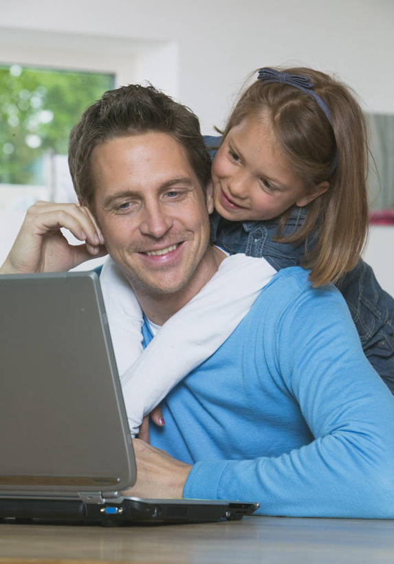 西方人,儿童,中年人,两个人,家庭,父亲,女儿,坐,抱,笑,微笑,露齿笑,竖图,室内,白天,正面,纯洁,电脑,笔记本电脑,桌面,桌子,欧洲,欧洲人,撑,阴影,服装,装饰,反射,网络,木制,头饰,影子,托腮,注视,休闲装,通讯设备,小孩,衣服,发箍,发饰,木制品,饰品,观察,看,托,休闲,温暖,温馨,父女,一家人,休闲服,父爱,可爱,童年,童趣,服饰,头箍,抱着,观看,华丽,修饰,点缀,和睦,察看,无线,搂着,关注,托下巴,通信设备,无线网络,发卡,无线上网,便携式电脑,童真,烂漫,无邪,配饰,衬托,美观,雅致,雅观,单手托腮,天真,手提电脑,男人,男性,女孩,中年男性,白种人,孩子,怀抱,搂,搂抱,相抱,拥抱,坐着,半身,彩图,融洽,女生