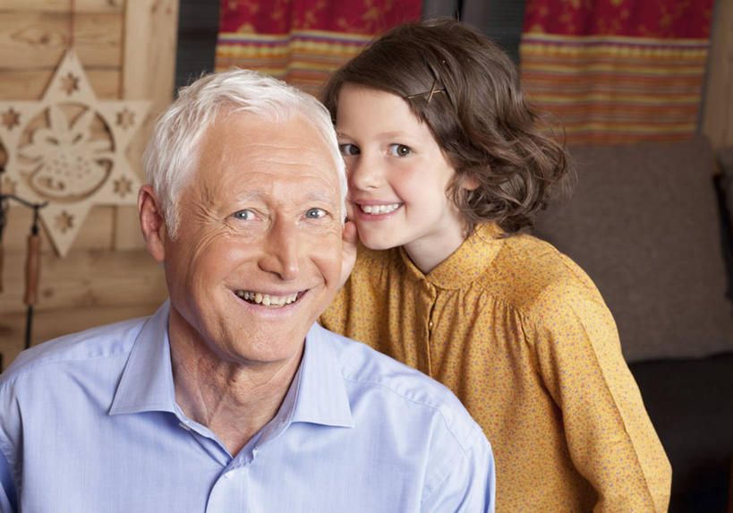 西方人,儿童,老年人,两个人,家庭,祖父,站,坐,笑,说,微笑,露齿笑,横图,室内,白天,正面,讨论,纯洁,欧洲,欧洲人,服装,注视,休闲装,小孩,衣服,观察,看,站着,休闲,温暖,温馨,一家人,休闲服,可爱,童年,童趣,服饰,爷爷,观看,祖孙,和睦,察看,关注,私语,密语,耳语,童真,烂漫,无邪,外孙女,外公,外祖父,交流,天真,老年男性,男人,男性,女孩,白种人,孩子,孙女,沟通,讲话,交谈,商讨,说话,谈话,站立,坐着,半身,彩图,融洽,女生