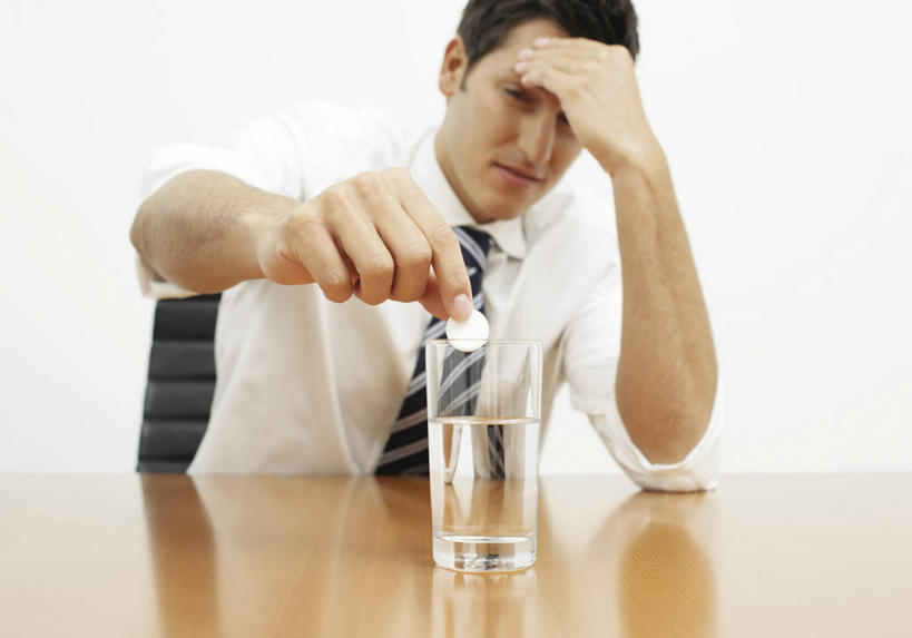 西方人,一个人,商务人士,商务男性,办公室,坐,横图,室内,白天,正面,衬衫,按摩,安全,水,家具,桌子,杯子,椅子,欧洲,欧洲人,仅一个男性,仅一个人,撑,握,阴影,套装,反射,药剂,药丸,液体,影子,办公桌,墙,防护,领带,拿,拿着,托腮,注视,饮用水,药片,墙壁,墙面,玻璃制品,仅一个年轻男性,一个,白色,会议椅,水杯,药品,矿泉水,观察,看,托,享受,健康,治疗,握着,保健,单个,观看,保护,办公椅,药物,察看,医疗,象征,庄重,关注,托下巴,保险,商务装,身份,预防,工薪阶层,蒸馏水,指压,办公家具,正式,地位,商务椅,培训椅,单手托腮,平安,男人,男性,年轻男性,白种人,白领,上班族,玻璃杯,坐着,半身,彩图,衬衣,推拿