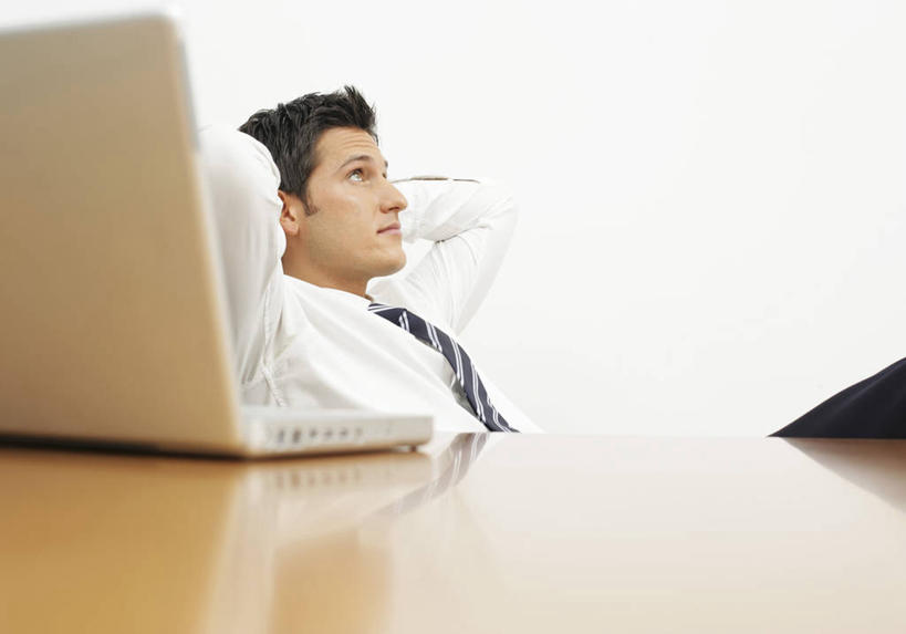 西方人,一个人,商务人士,商务男性,办公室,坐,横图,室内,白天,侧面,衬衫,电脑,笔记本电脑,家具,桌子,欧洲,欧洲人,仅一个男性,仅一个人,抱头,阴影,套装,反射,网络,影子,办公桌,墙,领带,注视,通讯设备,墙壁,墙面,仅一个年轻男性,白色,观察,看,靠,靠着,倚靠,观看,察看,双手抱头,无线,倚着,象征,庄重,关注,通信设备,商务装,身份,无线网络,无线上网,便携式电脑,工薪阶层,办公家具,正式,地位,捧首,捧头,手提电脑,男人,男性,年轻男性,白种人,白领,上班族,坐着,半身,彩图,衬衣