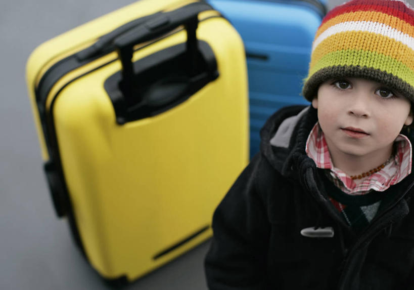 西方人,儿童,一个人,机场,站,笑,微笑,横图,俯视,室内,白天,纯洁,飞机场,帽子,欧洲,欧洲人,仅一个男性,仅一个人,服装,拉杆箱,旅行箱,注视,休闲装,两个,小孩,衣服,黄色,蓝色,行李箱,箱子,观察,看,站着,仅一个小孩,休闲,休闲服,可爱,童年,童趣,服饰,观看,出差,察看,关注,童真,烂漫,无邪,棉帽,天真,男孩,男人,男性,白种人,孩子,航空站,空港,抬头,仰头,站立,半身,彩图,高角度拍摄,旅行,男生