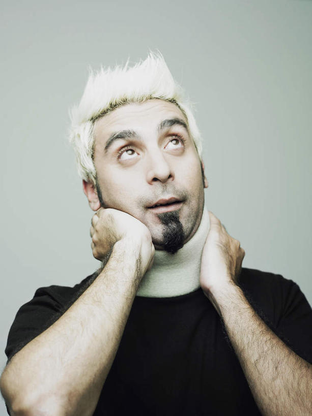 西方人,脸,头,脸颊,手,胡须,一个人,站,摸,竖图,室内,特写,白天,正面,欧洲,欧洲人,双手,仅一个男性,仅一个人,抚摸,灰色背景,服装,医学,注视,休闲装,仅一个年轻男性,衣服,黑色,医疗用品,观察,看,站着,休闲,手部,休闲服,摄影,服饰,影棚,观看,察看,医疗,关注,医疗器械,颈托,男人,男性,年轻男性,白种人,山羊胡,头部,胡子,脸部,脸蛋,面部,触摸,接触,抬头,仰头,站立,半身,彩图,影棚拍摄,拍摄