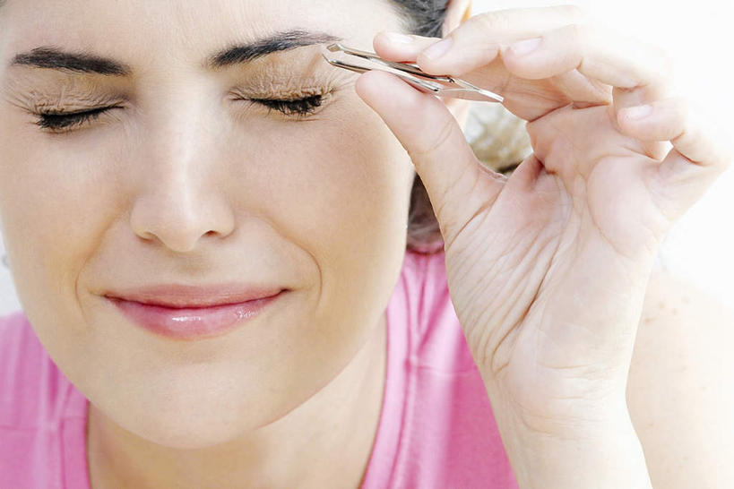 西方人,脸,头,脸颊,手,一个人,闭眼,横图,室内,特写,白天,白色背景,正面,化妆,美容,时尚,欧洲,欧洲人,仅一个年轻女性,仅一个女性,仅一个人,握,服装,拿,拿着,休闲装,衣服,粉色,休闲,疼痛,手部,休闲服,握着,摄影,服饰,影棚,单手,悲伤,美容工具,痛苦,化妆工具,疾苦,苦楚,眉毛钳,年轻女性,女人,女性,白种人,头部,脸部,脸蛋,面部,闭眼睛,闭着眼,闭着眼睛,半身,彩图,影棚拍摄,拍摄