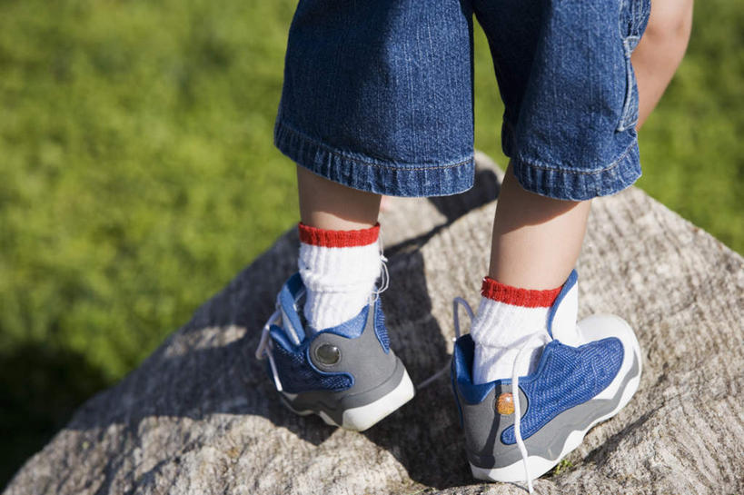 西方人,儿童,腿部,脚,腿,一个人,站,横图,俯视,室外,特写,白天,旅游,度假,游戏,纯洁,草地,草坪,石头,美景,植物,欧洲,欧洲人,仅一个男性,仅一个人,景观,玩,娱乐,脚部,草,小孩,绿色,自然,站着,仅一个小孩,享受,休闲,景色,放松,可爱,童年,童趣,自然风光,童真,烂漫,无邪,天真,男孩,男人,男性,白种人,孩子,嬉戏,半身,彩图,高角度拍摄,男生