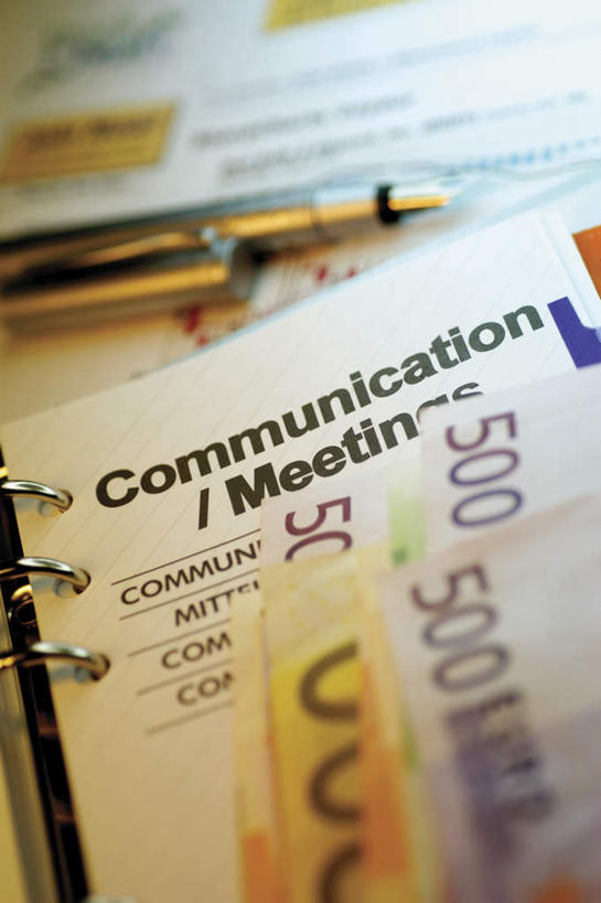 无人,竖图,俯视,室内,特写,白天,钱,静物,英文,笔,标志,钱币,数字,文字,字符,字母,办公用品,记事本,欧元,标识,水笔,文具,本子,笔记本,学习用品,钞票,金融,纸币,阿拉伯数字,经济,英文字母,笔套,文具用品,流通,纸钞,贸易,货币,现金,彩图,高角度拍摄