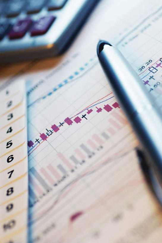 无人,竖图,俯视,室内,特写,白天,钱,计算器,静物,计算,科学,英文,标志,钱币,数字,文字,字符,字母,办公用品,欧元,标识,钞票,金融,理财,纸币,财务,阿拉伯数字,经济,英文字母,数学,流通,纸钞,贸易,货币,现金,彩图,高角度拍摄