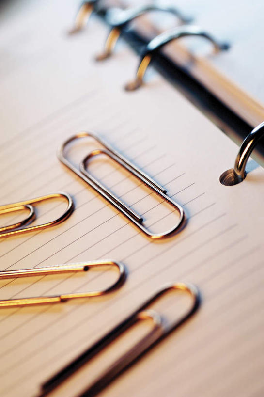 无人,竖图,俯视,室内,特写,白天,静物,金属制品,条纹,朦胧,模糊,散落,金属,办公用品,回形针,记事本,本子,笔记本,学习用品,四个,文具用品,曲别针,彩图,高角度拍摄