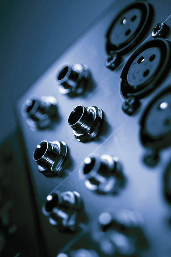 无人,竖图,俯视,室内,特写,白天,零件,电路,静物,一排,关闭,阴影,朦胧,模糊,整齐,反射,影子,加工,开关,排列,按钮,打开,放大,修饰,混合,播音,开启,队列,广播,调音台,分配,闭合,调音控制台,彩图,高角度拍摄