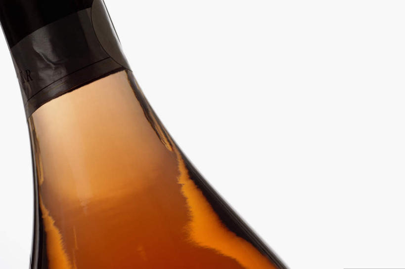 红酒,葡萄酒,无人,横图,室内,特写,白天,白色背景,正面,阴影,反射,影子,酒类,红酒瓶,玻璃制品,酒,酒瓶,饮料,玻璃瓶,瓶子,摄影,影棚,一瓶,葡萄酒瓶,桃红葡萄酒,彩图,影棚拍摄,拍摄