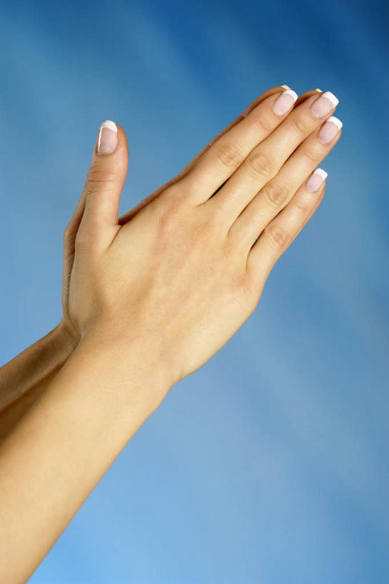 西方人,手,一个人,竖图,室内,特写,白天,侧面,欧洲,欧洲人,双手,仅一个年轻女性,仅一个女性,仅一个人,蓝色背景,祝福,虔诚,祈祷,双手合十,手部,手语,摄影,影棚,感谢,合掌,合十礼,合掌礼,合十,莲华合掌,感恩,哑语,语言,交流,年轻女性,女人,女性,白种人,沟通,半身,彩图,影棚拍摄,拍摄