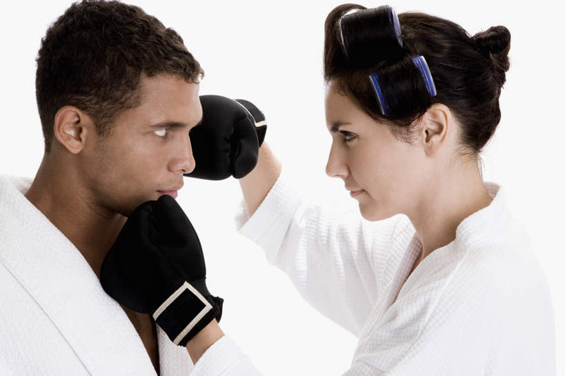 西方人,脸,头,脸颊,手,两个人,站,笑,微笑,横图,室内,特写,白天,白色背景,侧面,浴袍,爱情,安全,欧洲,欧洲人,双手,阴影,反射,影子,防护,拳击手套,浪漫,注视,运动器械,肩膀,黑色,手套,观察,看,站着,温暖,温馨,手部,健身器械,恩爱,恋人,摄影,影棚,观看,卷发棒,卷发器,保护,和睦,察看,打击,攻击,关注,袭击,冲击,保险,健身器材,进攻,烫发器,保全,周全,安稳,安定,防护手套,塑料卷发棒,平安,男人,男性,年轻男性,年轻女性,女人,女性,白种人,头部,脸部,脸蛋,面部,情侣,站立,半身,彩图,影棚拍摄,汤帷子,浴衣,拍摄,伴侣,融洽,运动器材